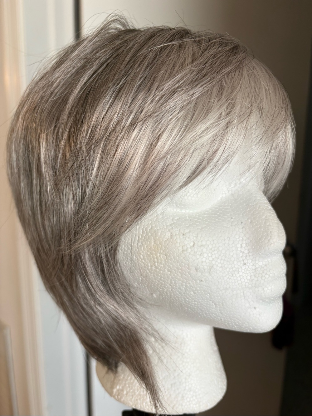 NORIKO in Silver Gray Short Synthetic Wig! Like new. Basic cap! Bangs. - Picture 2 of 9